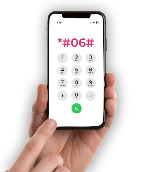 imagen de una mano marcando *#06# en un teléfono celular